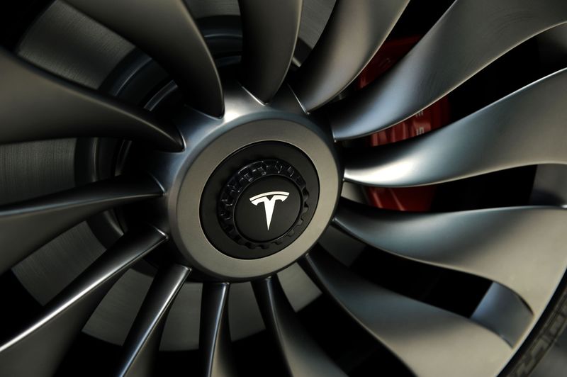 Tesla Gelir Raporu Beklentileri Aştı, Q4 Toplam Gelir Beklentiyi Karşılamadı