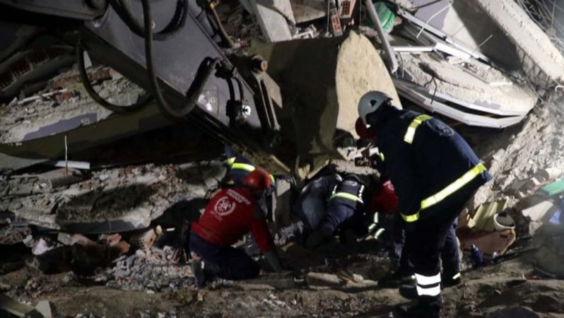 Dünyadan zelzele yardımları sürat kesmiyor