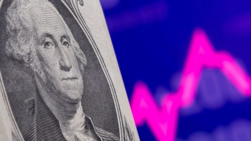 Enflasyon inatçı olmaya devam ederken dolar yükseldi, sterlin düştü