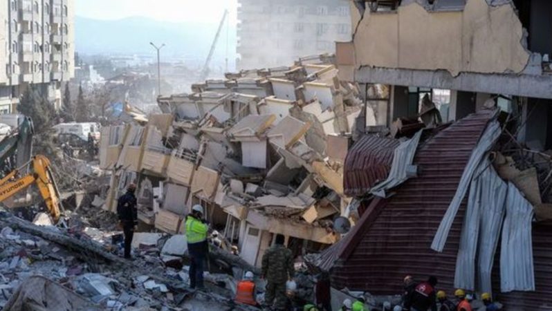 Sigorta eksperleri hasar tespiti için zelzele bölgesinde