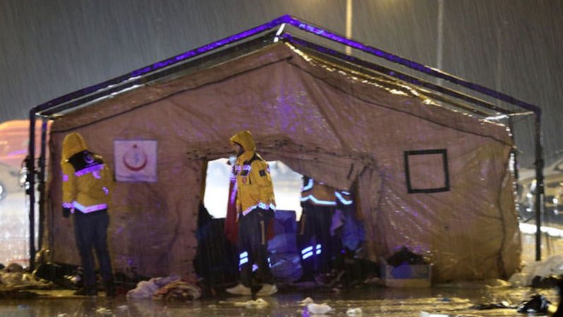 Zelzele bölgesinde kar ve güçlü rüzgar var
