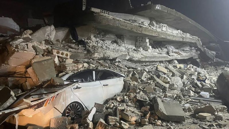 Zelzele etraf ülkelerde de hissedildi