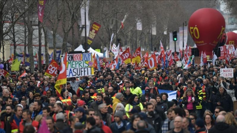 Fransa’da tartışmalı emeklilik ıslahatı onaylandı