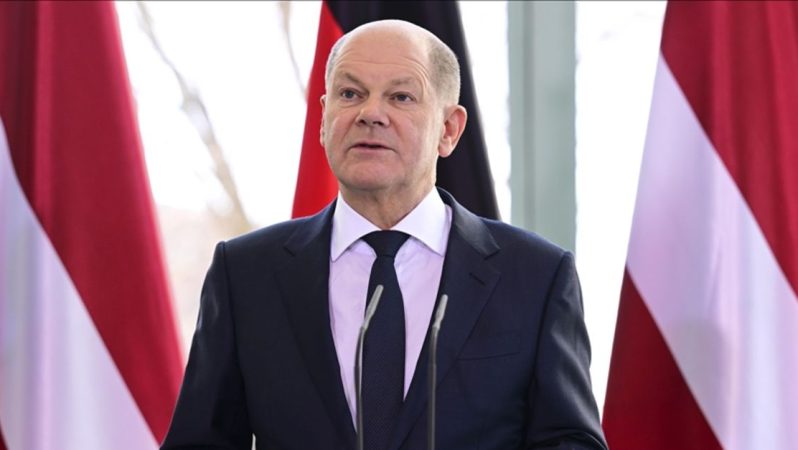 Scholz: Ukrayna’ya silah yardımına devam edeceğiz