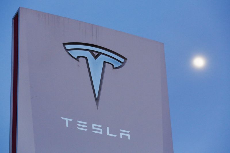 Tesla, alıcılarını vergi indirimindeki değişiklik öncesinde araçlarını teslim almaya çağırıyor