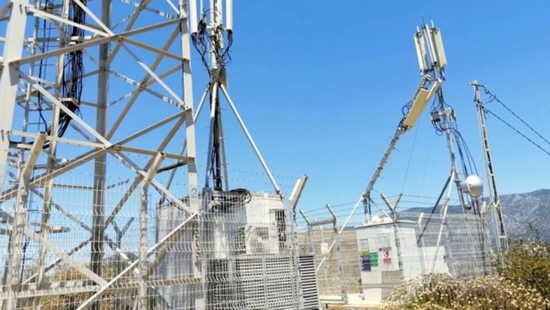 Yatırımları gerçek olarak gerileyen GSM şirketleri borçlanmada durmuyor