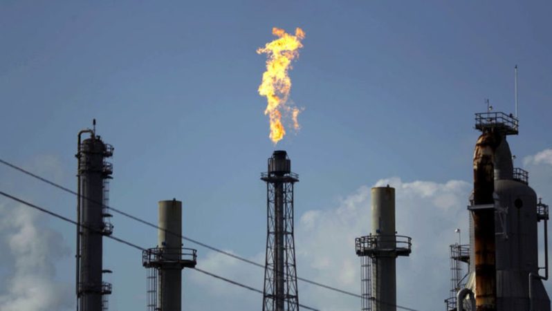 Petrol sürpriz kesinti kararıyla sıçradı