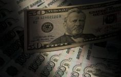 Rus rublesi, ABD doları karşısında bedel kaybetmeye devam ediyor