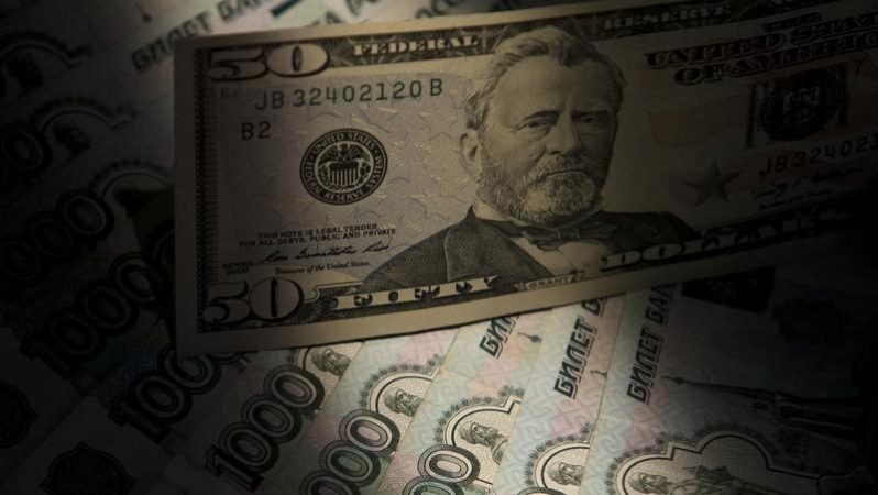 Rus rublesi, ABD doları karşısında bedel kaybetmeye devam ediyor